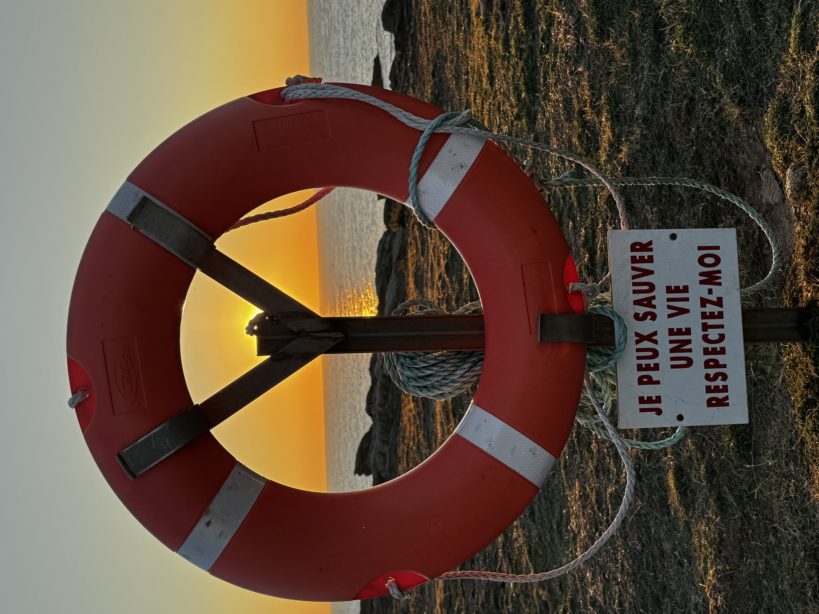 Bouée de sauvetage à la Pointe du But, île d'Yeu — Je peux sauver une vie, respectez-moi
